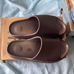 Yeezy slides flax